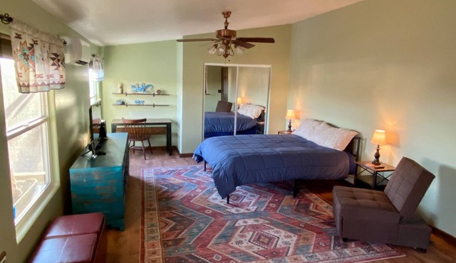 Large Efficiency Apartment w/Kitchenette, Laundry & Screened Porch