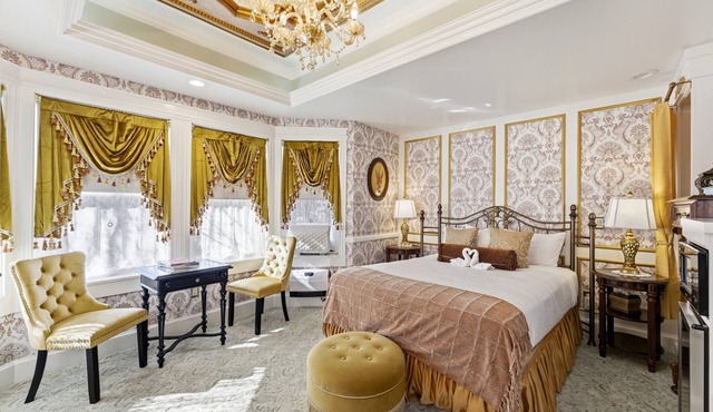 Large elegant 1-br suite w marble spa tub in Boutique B&B