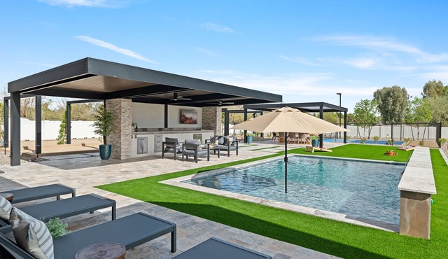 Large entertainment 4-bedroom home in Surprise - Pickleball Court, Pool, Bocce