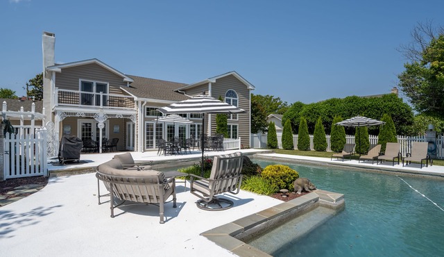 Large estate home on 15th Street, close to the downtown area