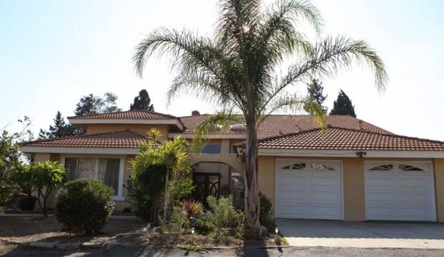 Large Estate Home with lap pool (5 bed, 3 bathroom, 2 living rooms, backyard)