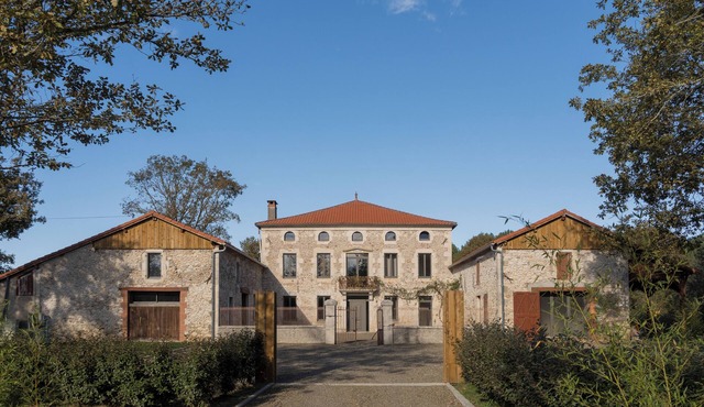 Large estate renovated with taste and comfort in the heart of nature