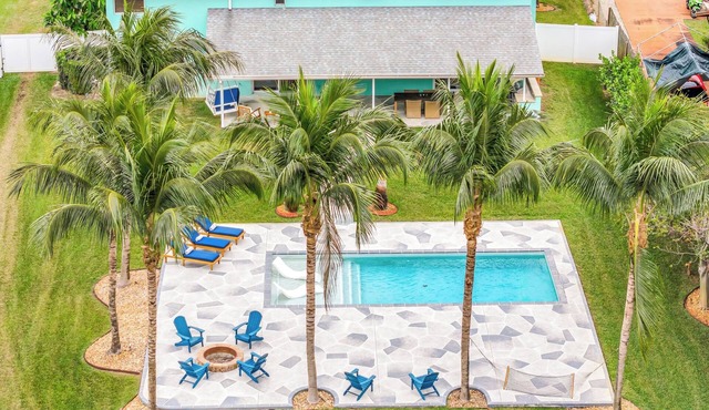 Large Estate w/Heated Pool on 1 Acre Garden 4BR/3BA Sleeps 14 Near Beach!