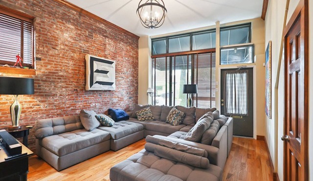 Large Executive 1st Floor Apartment with Chefs Kitchen!