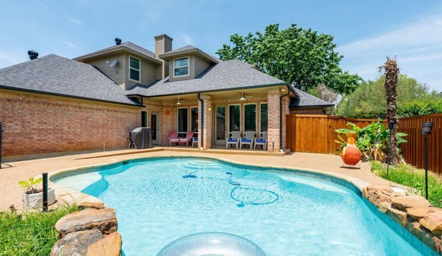 Large Executive Family Home with Pool near DFW Airport