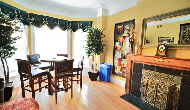 Large, Exquisitely Decorated in Heart of East Lakeview Near Wrigley & Lakefront