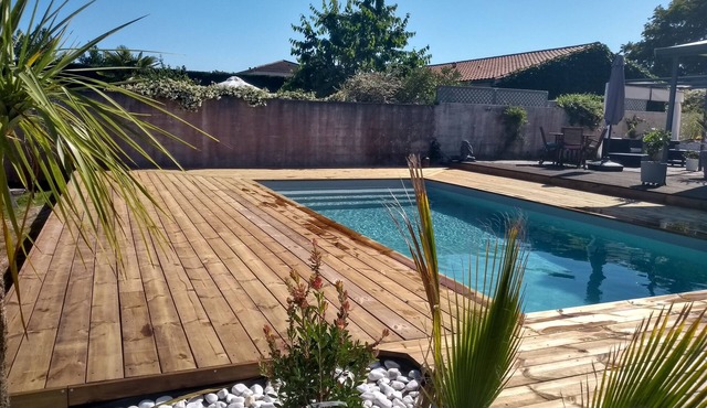 Large family home with heated pool between Bordeaux and the ocean.