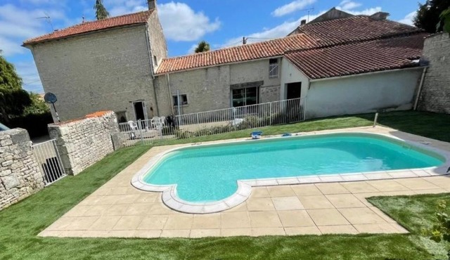 Large family home - private heated pool - 3 bathrooms - 3 WCs