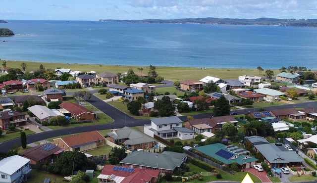 Large fam home, ideal for entertaining, & pets, close to beach, parks and nature