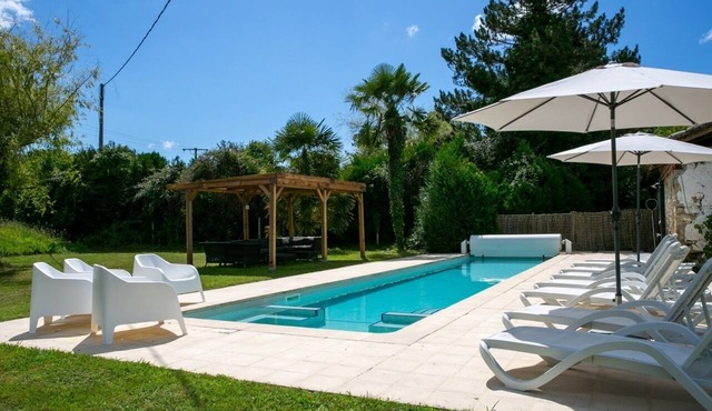 Large Family Farmhouse with Private Pool – Peaceful, Sleeps 15