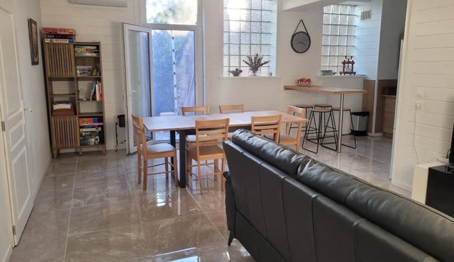 Large family apartment with garden, in the heart of town. Pets welcome.