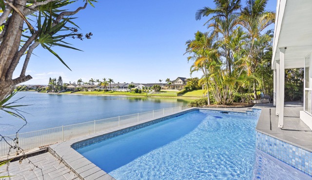 Large Family Home on the Lake with 5 Beds, 4 Bathrooms incl 3 Large Ensuites!