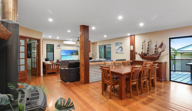 Large Family Beachhouse - Walk to Everything