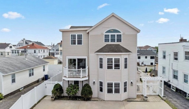 Large Family Beach House - 4 Doors From The Beach!