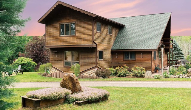 Large Family Cabin Near Lake Charlevoix w/Hot Tub, Pool & Game Room. Sleeps 13