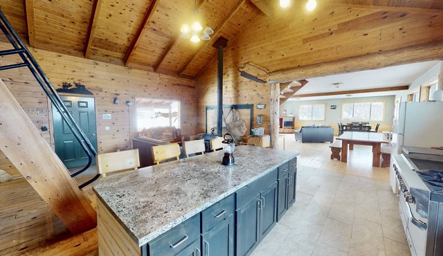 Large Family Cabin with Commercial Kitchen and Lot of Sleeping Options