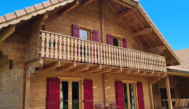 Large family chalet facing the mountains
