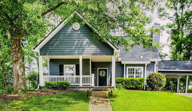 Large Family Cottage, King Master on Main, Downtown Newnan, Quiet Cul-de-Sac
