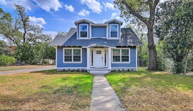 Large Family Cottage near Main St Shops! Sleeps 9.