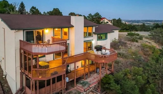 LARGE FAMILY FRIENDLY HOME-INCREDIBLE MOUNTAIN VIEWS!