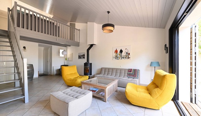 LARGE FAMILY HOME CLOSE TO THE BEACH