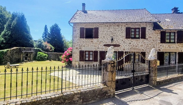 Large family home, 5 minutes' walk from the lake, pets welcome.