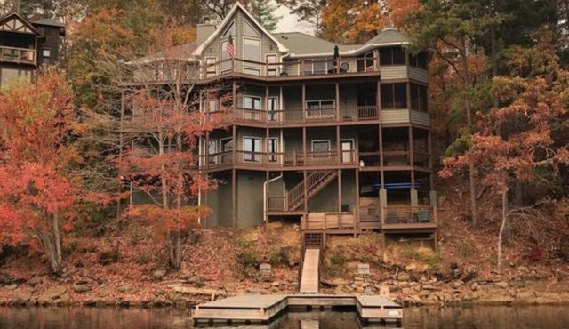 Large Family Friendly Lakefront House in Prime Location with Great Sunrise Views
