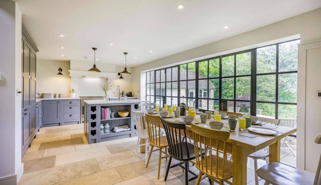 Large family friendly holiday home in the Cotswolds - Willows House