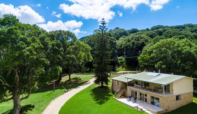 Large Family Friendly Hinterlands Creek-Front Acreage.