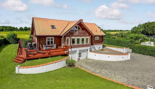 Large family friendly cottage with jacuzzi and fjord view