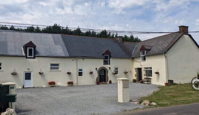 Large Family Friendly farmhouse with Pool, Hot-tub , Bar and Games Room.