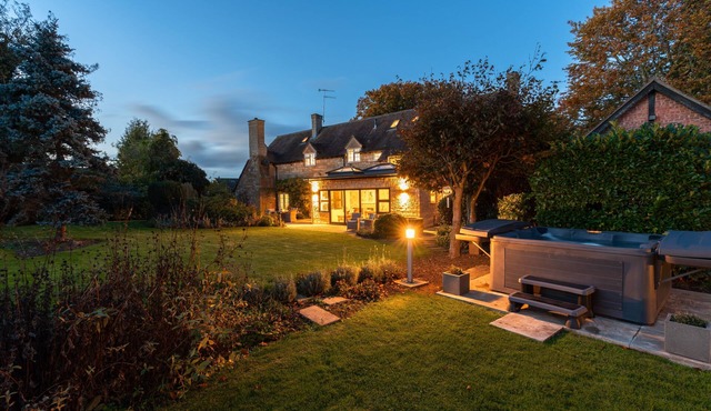 Large family friendly Manor House with hot tub - sleeps 10 guests in 5 bedrooms