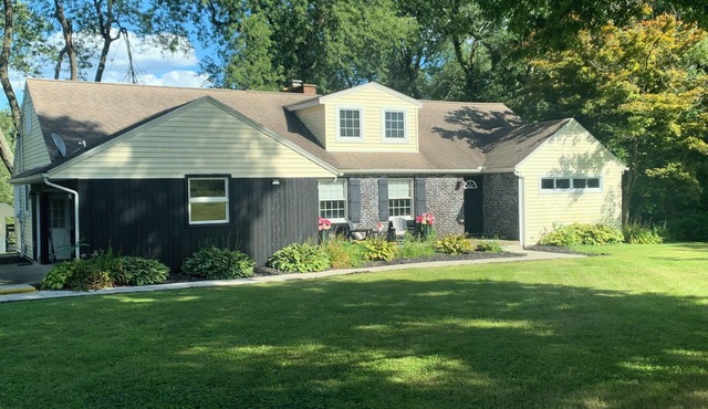 Large family-friendly 4-bedroom home with swimming pool, game room in Mansfield