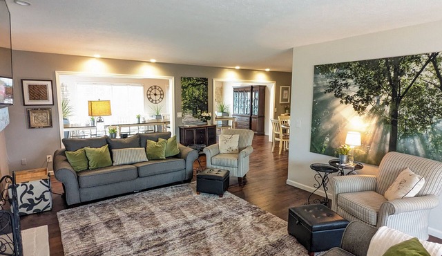 Large Family Gathering Home: Indoor Hot Tub! Sleeps 15
