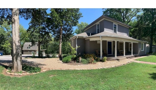 Large Family getaway-mins to stadiums and downtown. Sleeps up to 25.