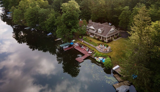 Large Family Getaway, Lake House, Fall Foliage, and Winter Adventures.