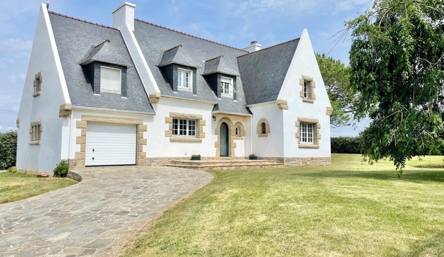 Large family home for 12 with garden 5 min from the beach