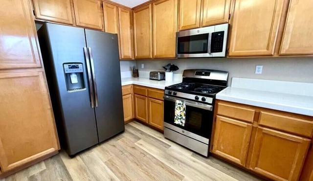 Large Family home, Garage, Yard w/BBQ, Long Stay