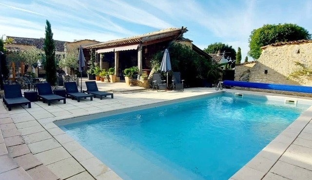 Large family holiday home , salt pool , hot tub . Sleeps 20