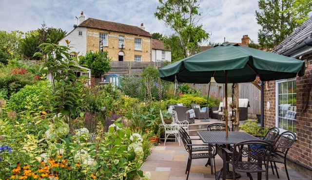 Large family holiday home with beautiful garden, sleeping 8 guests in the beautiful Kent countrysid