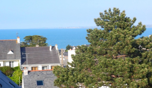 Large family home and comfortable near shops and beach