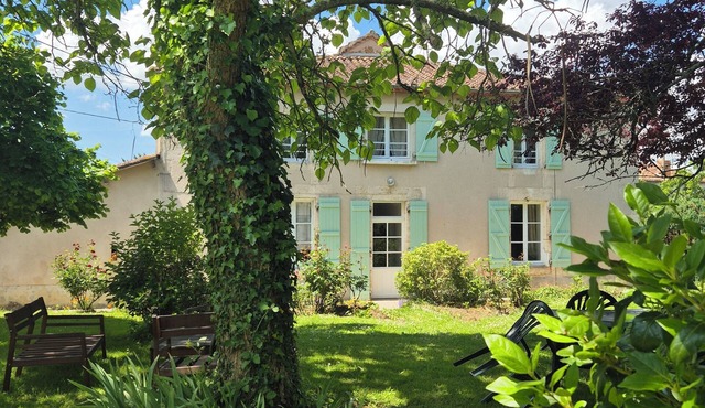 Large family home at the gateway to Périgord. Pets allowed