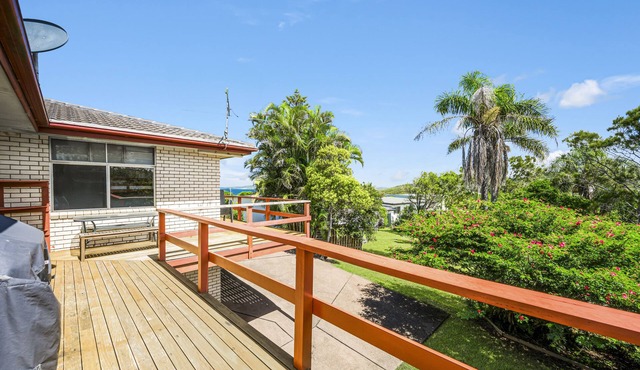 LARGE FAMILY HOME WITH OCEAN VIEWS SUIT EXTENDED FAMILIES