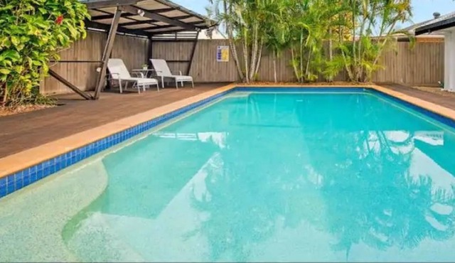 Large family home - 5 min walk to patrolled beach- family and group friendly