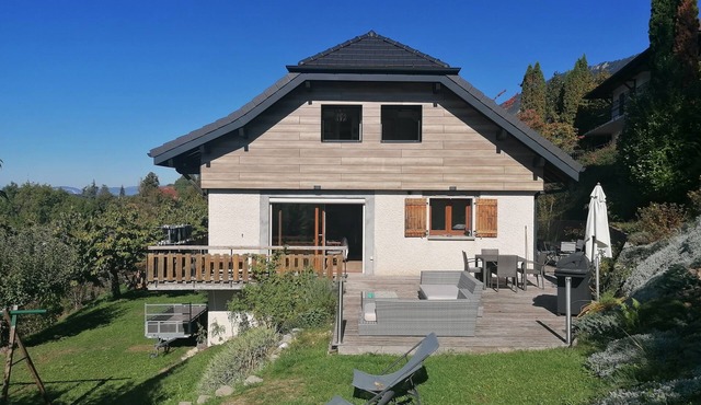 Large family home between lakes and mountains