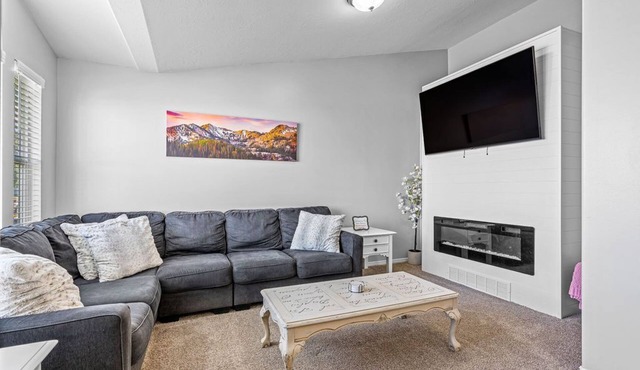 Large family home close to HAFB/Lagoon water park