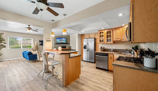 Large Family Home Minutes to the Beach & Shopping. Heated Pool/Spa & Pet Friendly!