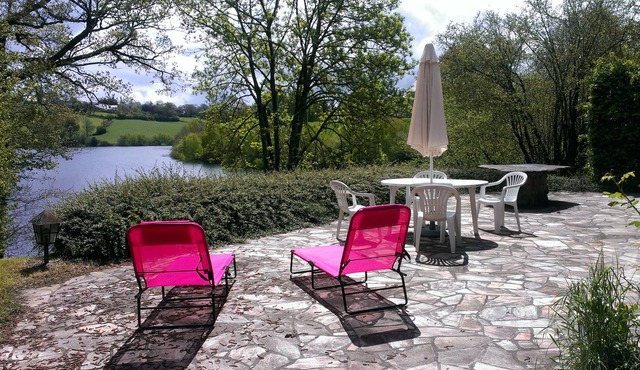Large family home on the shore of Lake Pareloup