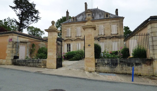 Large family home on three floors, inside a park of one hectare