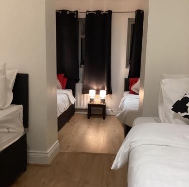 Large Family Home, Pet Friendly, 4 Bed 2 Bath House, Sleeps 10, Free Wi-Fi, Free Parking